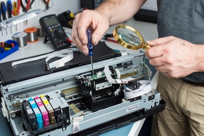 Technicien assurant la maintenance d'un équipement de traçabilité